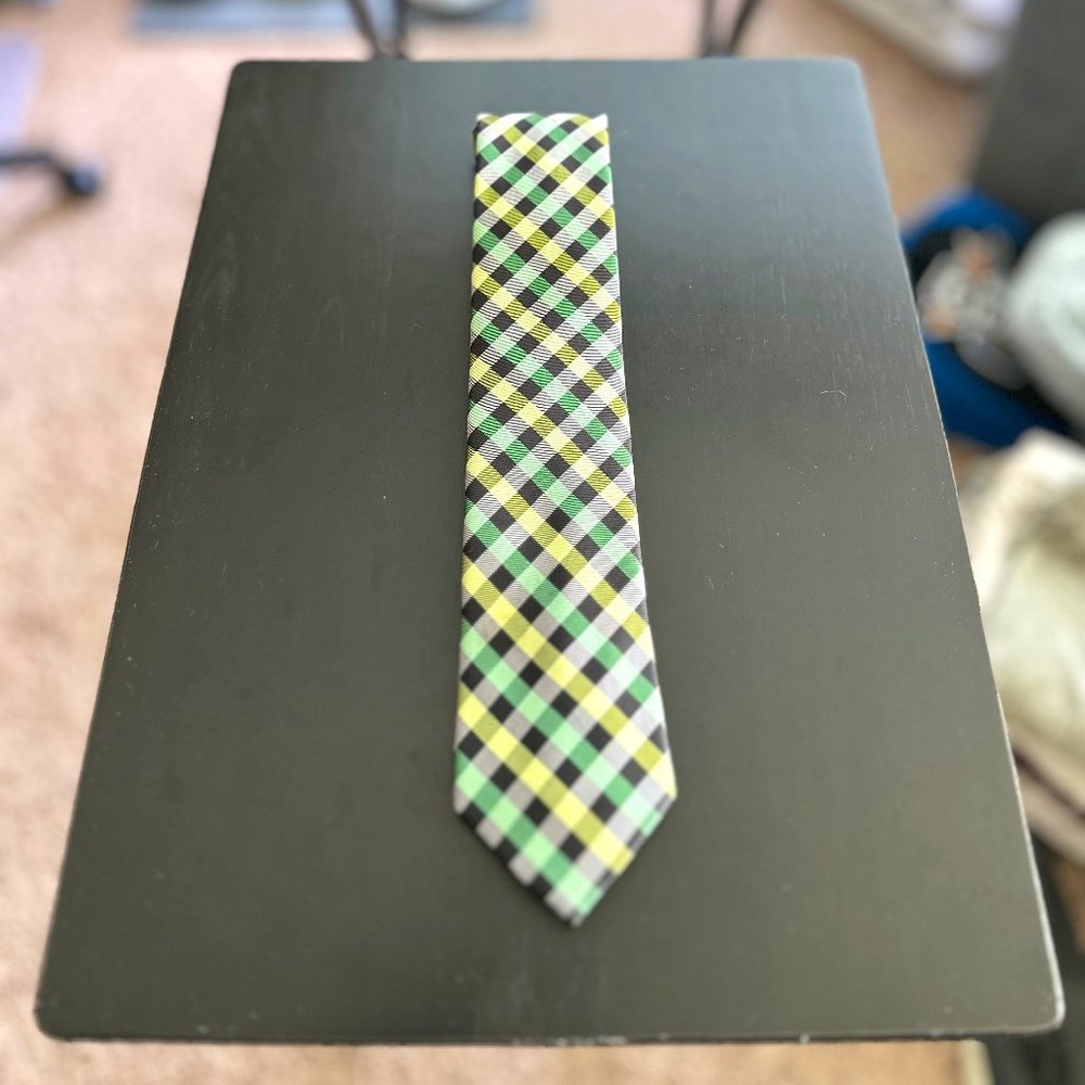 Apartment 9 Tie